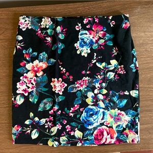 Stretchy back floral express pencil skirt! Size small